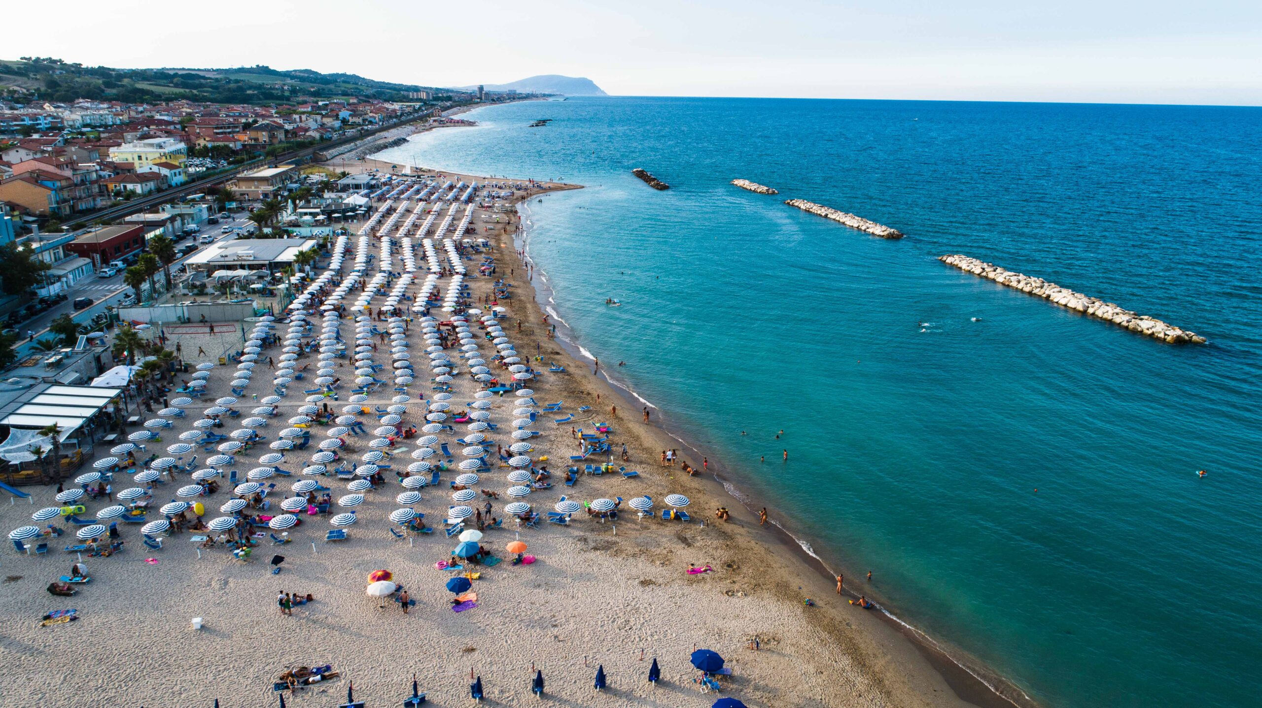Panoramica spiaggia con Monte Conero sullo sfondo